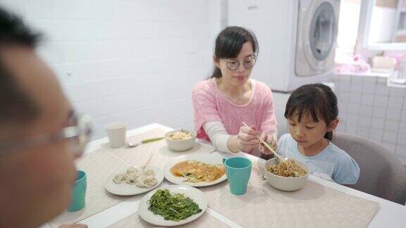 一个调皮的台湾小女孩在午餐时间玩