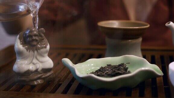 茶道是将茶壶里的沸水倒在石像上泡制中国绿茶一个特殊的木制桌子泡茶的传统射线茶cerimonium