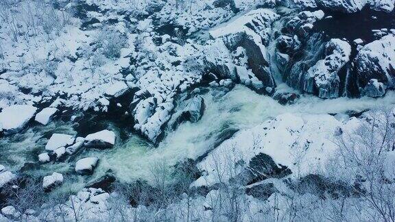 这条河是冰流从上到下的鸟瞰图河流在冰中流动