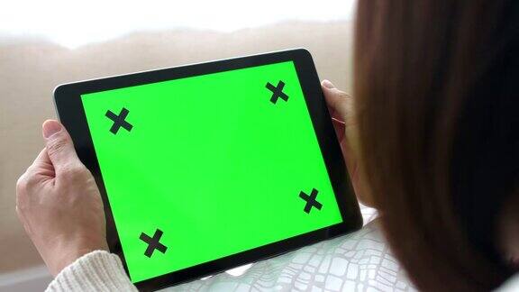 手持平板与绿色屏幕-水平