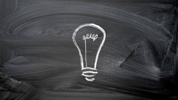 经营理念:灯泡图标手粉笔画在黑色黑板的背景和大量箭头周围动画视频灯泡画在板上灯被点亮移动的箭头出现