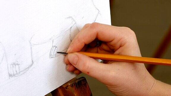 女艺术家在画室里画铅笔画