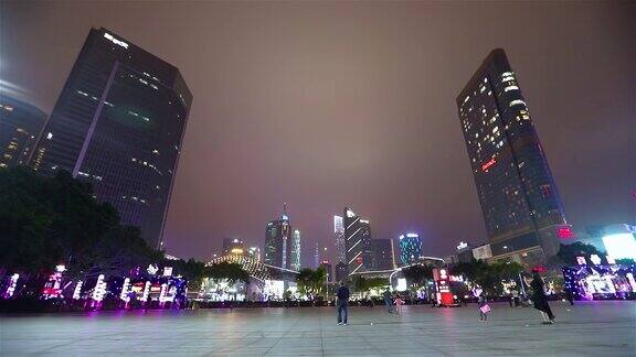 人们走在广州的大片地区晚上广州广州的发光高楼