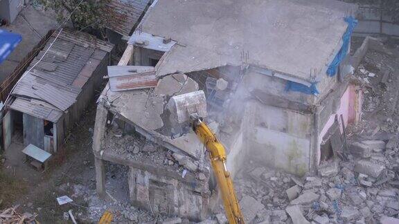 在建筑工地用斗式挖掘机拆除旧房子间隔拍摄