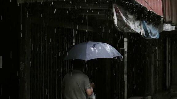 人们在雨中从镇上消失了