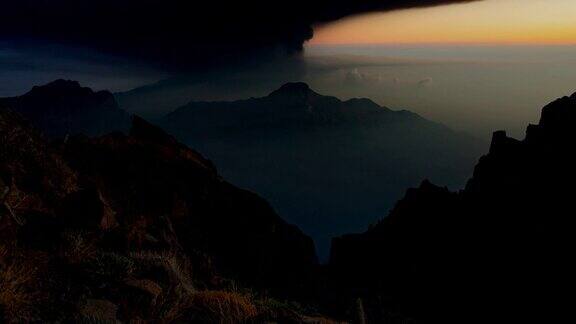 从拉帕尔马火山喷发康伯雷Vieja喷气孔从RoquedelosMuchachos观看巨大的火山喷发柱于2021年10月15日喷发