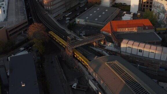德国柏林进入地铁站的黄色列车鸟瞰图