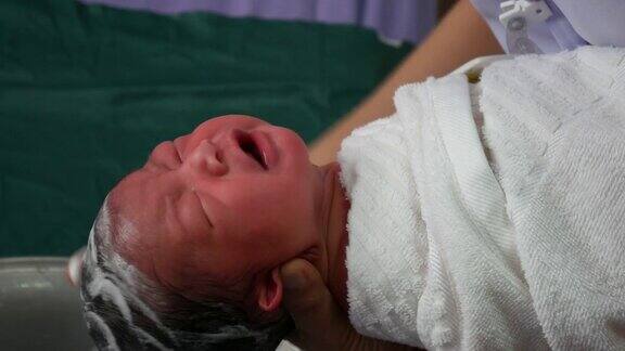 刚出生两天的新生儿洗礼视频
