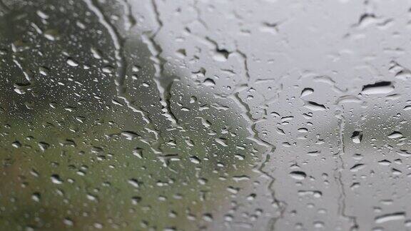 雨点与道路一起落在挡风玻璃上