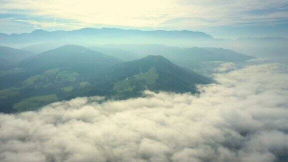 奥地利萨尔茨卡默古特地区被云层覆盖的宽阔山谷的鸟瞰图