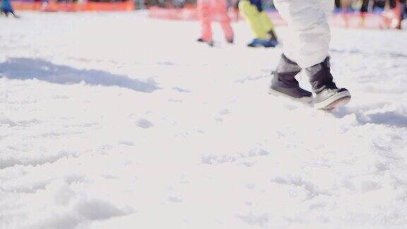 妈妈和儿子在日本玩雪