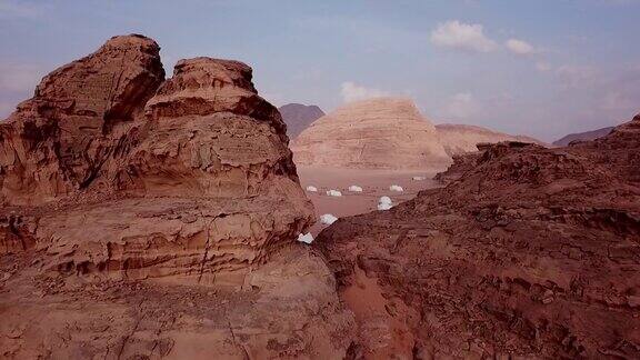 鸟瞰图沙漠峡谷附近的一个旅游村庄与圆顶帐篷