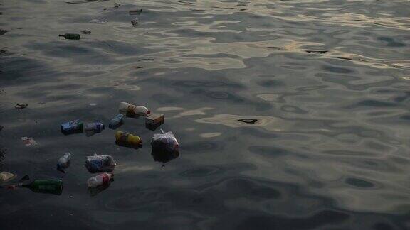 漂浮在海面上的塑料垃圾
