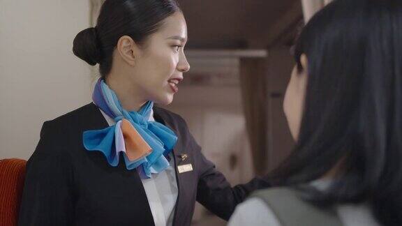 亚洲空乘人员微笑着看着镜头欢迎乘客