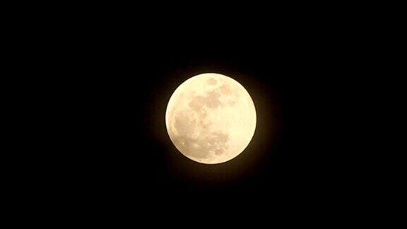 晴朗夜晚的满月