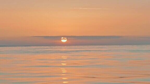 在加勒比海的一艘帆船上日落时平静的海水