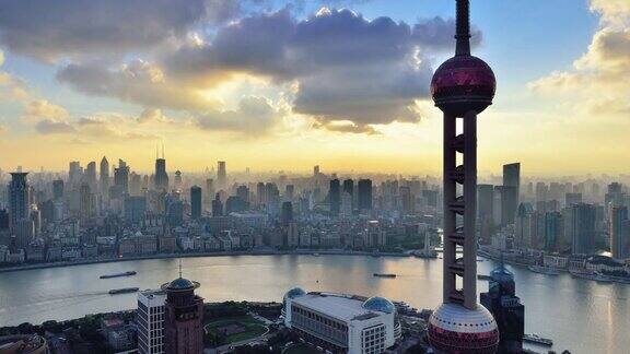 4K:中国上海的东方明珠和外滩