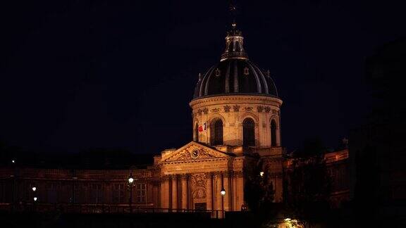 灯火通明的宫殿巴黎的夜晚