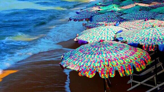 沙滩上的雨伞