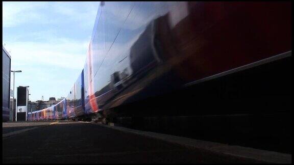 乘客通勤列车经过伦敦站