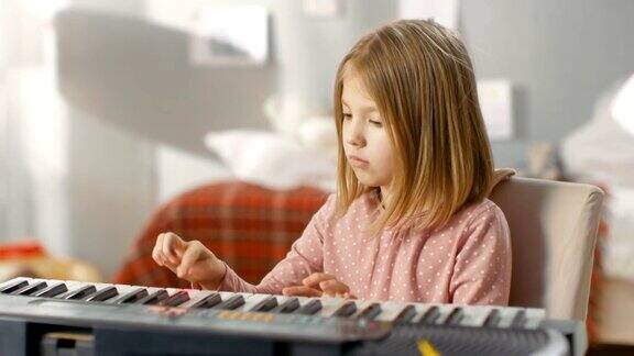 有才华的年轻女孩学习如何玩电子合成器她在她舒适的房间里