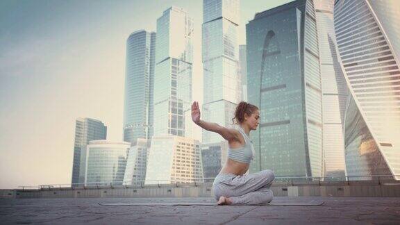 年轻女子在日落时做瑜伽冥想练习