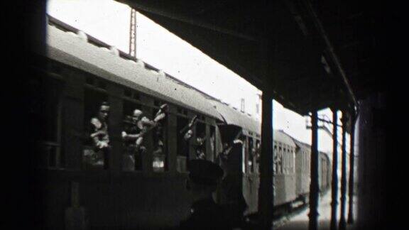 1937年:火车驶离车站乘客挥手告别