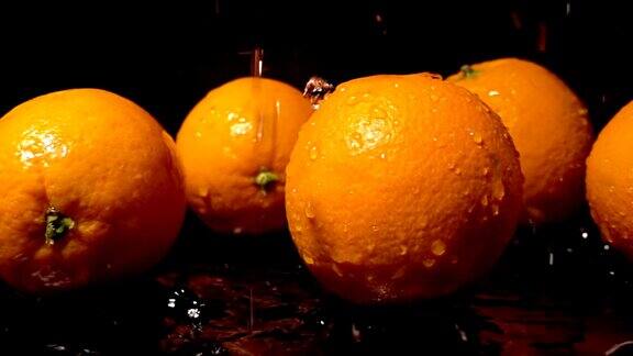 橘子上溅起水花