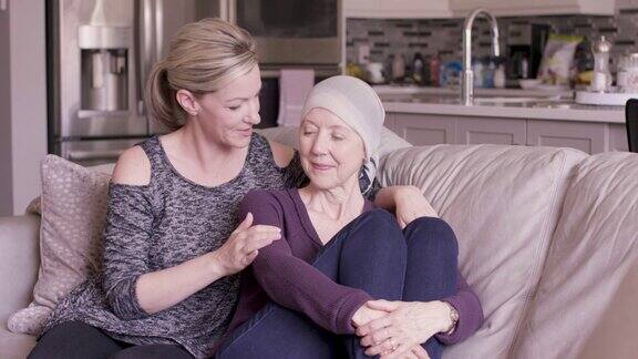 患有癌症的老年妇女被成年姐姐拥抱