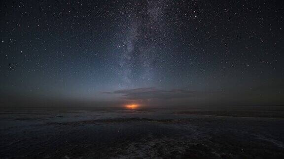 银河在夜空中迷人的运动盐湖