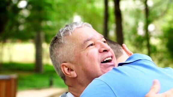 儿子和爸爸爷爷在公园里拥抱