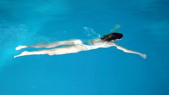 年轻的女运动员在室外游泳池游泳