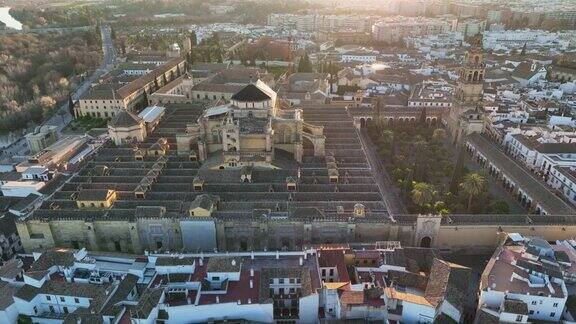 西班牙科尔多瓦城堡花园鸟瞰图飞过西班牙科尔多瓦的清真寺大教堂
