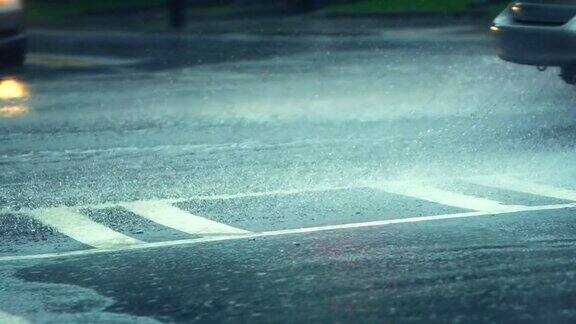 交通在雨中