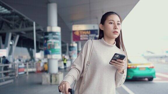 亚洲乘客在机场候机区等优步或出租车