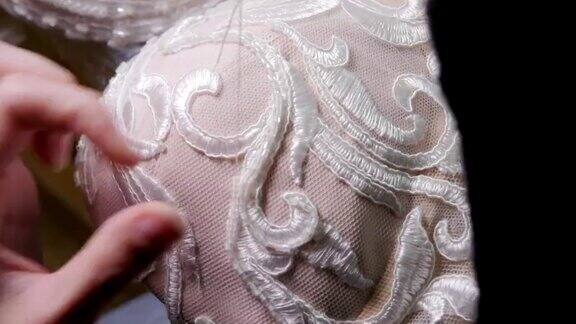 特写珠和亮片针和线绣花图案用于缝制优雅婚纱的设备手工制作的