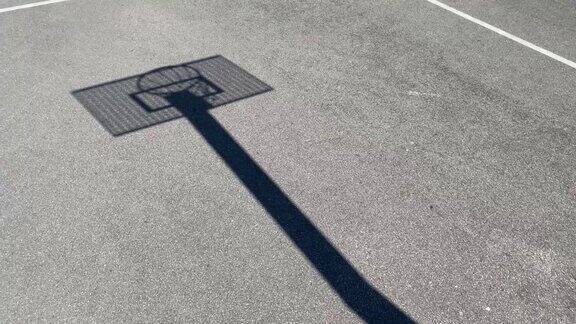 阴影剪影篮球与金属板在一个学校场地