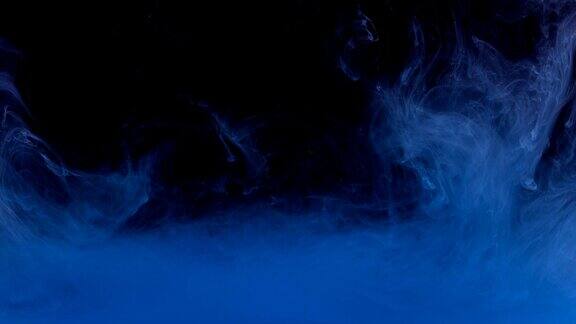 蓝色墨水在水中创造液体艺术形状