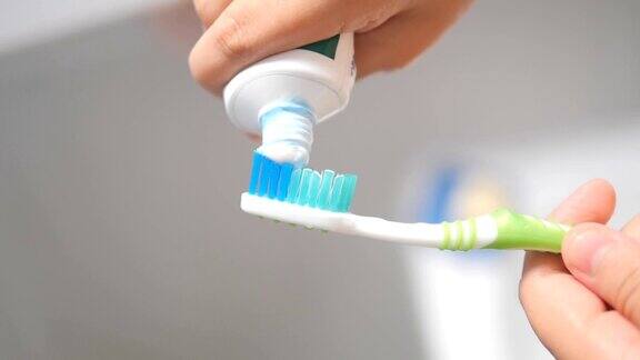 手持牙刷涂抹牙膏慢动作