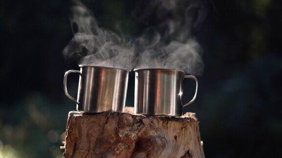 木麻上放着两杯热饮上面冒着蒸汽