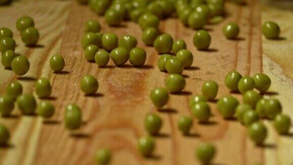 绿豌豆放在木菜板上