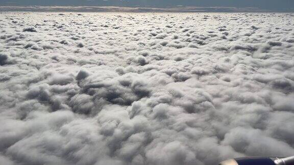 从飞机窗口看到的云透过飞机窗户看到的天空飞行概念景观