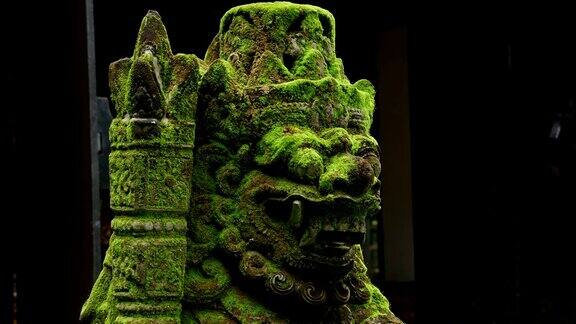 巴厘岛的拉卡萨石雕像覆盖着绿色苔藓在印度教寺庙