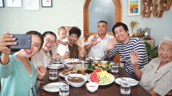 开心享受亚洲大家庭聚餐时的自拍