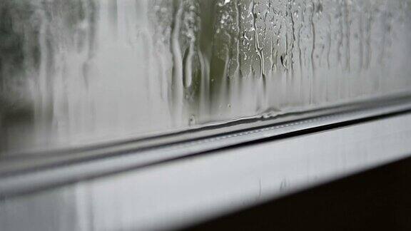 雨淋在窗户上