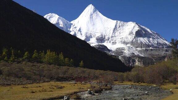 4k倾斜;中国亚丁自然保护区雪山上的河流