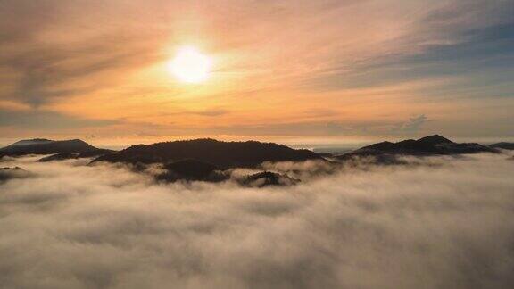 日出时山谷中美丽的云海
