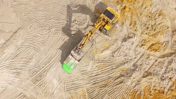 从上面看采矿业摄像机在高岭土露天矿上空飞行
