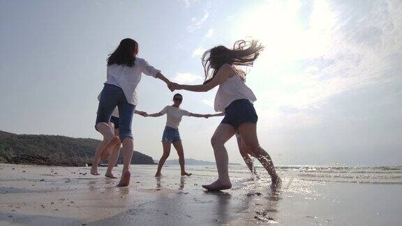 一群朋友女人在海滩上玩