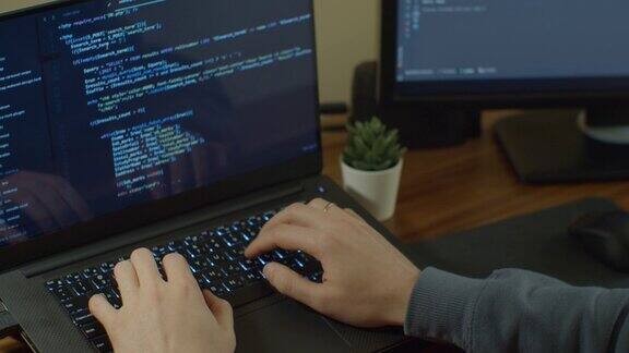 特写编码在屏幕上手动编码html和编程在屏幕监视器开发web开发人员